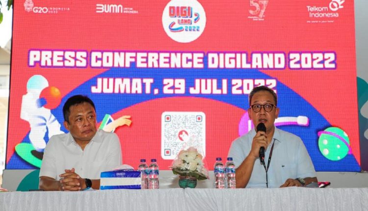 Direktur Utama Telkom Ririek Adriansyah (kiri) bersama SVP Corporate Communication and Investor Relation Telkom Ahmad Reza (kanan)