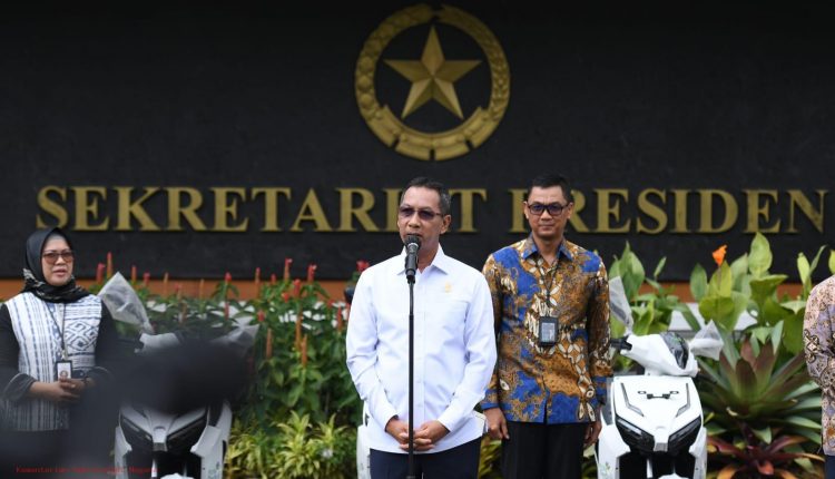 Dukung EBT, PLN Serahkan Kendaran Listrik ke Istana Kepresidenan