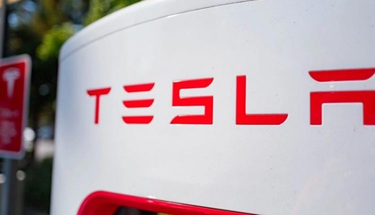 Tesla Diperintahkan untuk Beri Tahu Pekerja yang Diberhentikan Tentang Gugatan