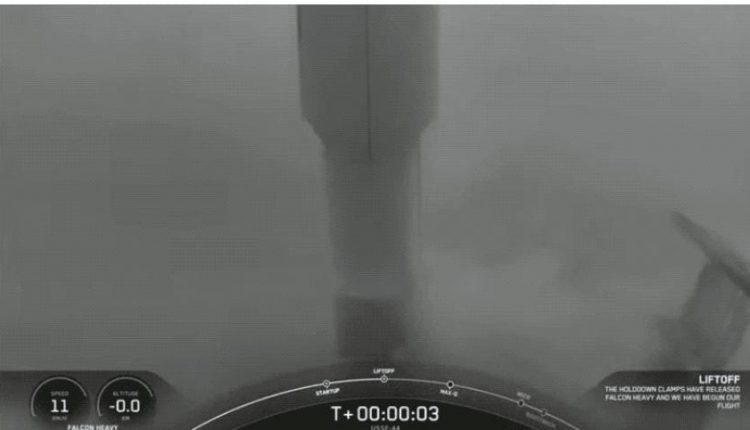 SpaceX Berhasil Luncurkan Falcon Heavy untuk Keempat Kalinya