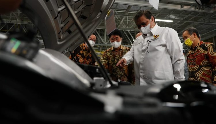 Dukung Pengembangan Electric Vehicle, Menko Airlangga Dorong Investasi Sektor Industri Otomotif