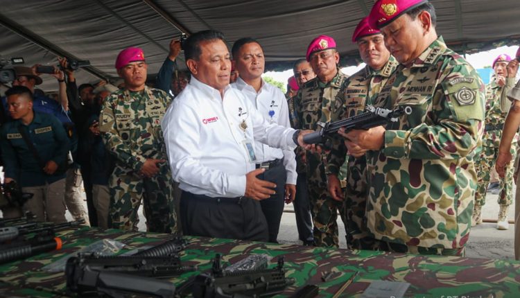 Menteri Pertahanan Serahkan Senjata Pindad SS2-V4, SPG-1A & PM-3 Ke Korps Marinir