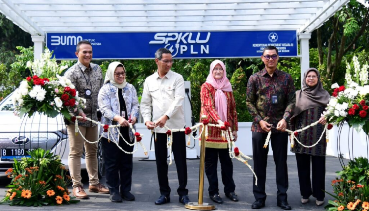 Kasetpres Resmikan SPKLU di Istana Kepresidenan Bogor