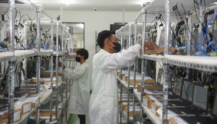 Proses perakitan pabrik acer