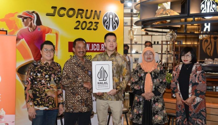 SUCOFINDO Dan BPJPH Serahkan Sertifikat Halal untuk JCO Indonesia