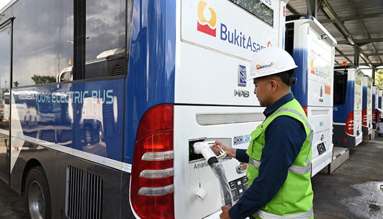 Kurangi Emisi, PTBA Operasikan Hybrid Dump Truck