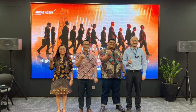 Mirae Asset Sekuritas Optimistis Inflasi dan El Nino Bisa Dukung Kinerja Keuangan Emiten CPO (Media Day 03 – kiri-kanan Ivonne Kaharu, Head of Corporate Secretary; Rully Arya Wisnubroto, Senior Economist; Rizkia Darmawan, Research Analyst; Robertus Hardy, Head of Research Team)