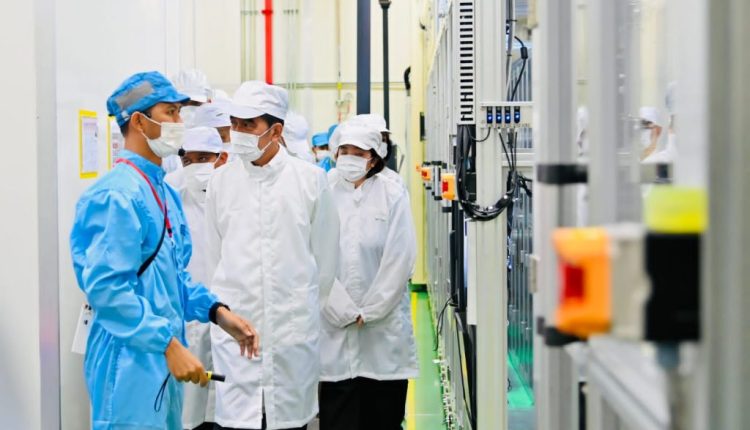 Presiden Jokowi Tinjau Pabrik Baterai Terbesar se-ASEAN