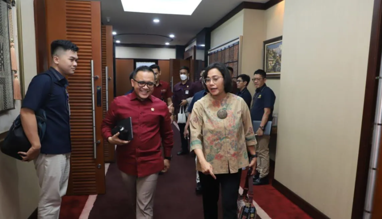 Menteri PANRB Abdullah Azwar Anas (kiri) bersama Menteri Keuangan Sri Mulyani (kanan) di Kantor Kementerian PANRB, Jakarta.