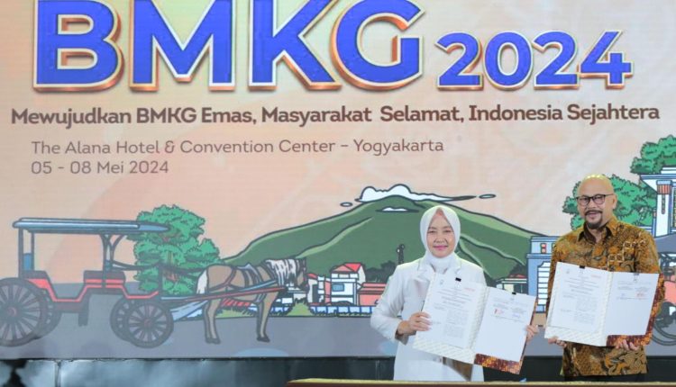 Presiden KORIKA, Hammam Riza (kanan) dan Kepala BMKG, Dwikorita Karnawati (kiri).